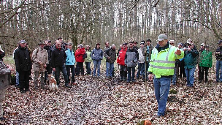 Den Dreimärker Ebenhausen/ Ramsthal/ Poppenhausen, einst Grenze der Landkreise Bad Kissingen, Hammelburg und Schweinfurt, erklärt Obmann Manfred Greubel. Fotos: Stefan Geiger