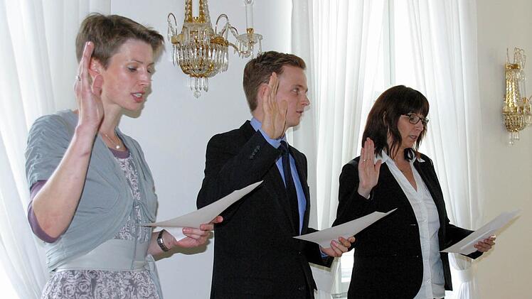 Vereidigung der beiden Stellvertreterinnen Nina Klett (links) und Christina Butterer Foto: Bettina Knauth