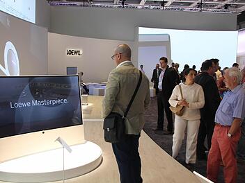 Loewe präsentiert auf der IFA erstmals ein Gerät mit einem gewölbten Display - den Masterpiece. Foto: Alexander Löffler