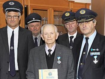 Hans Batz bekam das Treuekreuz in Gold von Franz Roth (rechts) überreicht. Mit ihm freuen sich Vorsitzender Johann Weiß (Zweiter von rechts), Werner Fleischmann (links) und der treue Wegbegleiter bei der Kameradschaft, Gerhard Westphal (Zweiter von links).  Foto: M. Erlwein