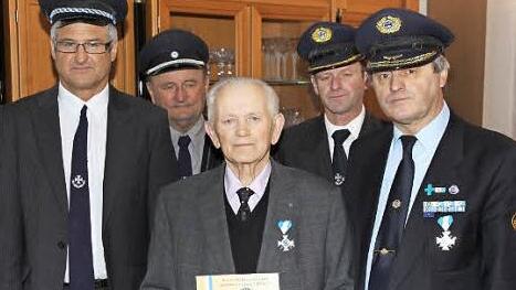 Hans Batz bekam das Treuekreuz in Gold von Franz Roth (rechts) überreicht. Mit ihm freuen sich Vorsitzender Johann Weiß (Zweiter von rechts), Werner Fleischmann (links) und der treue Wegbegleiter bei der Kameradschaft, Gerhard Westphal (Zweiter von links).  Foto: M. Erlwein