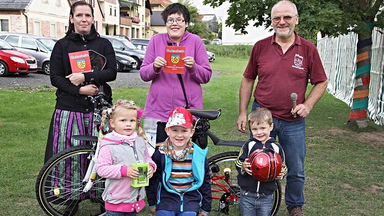 Den 1. Preis beim Entenrennen, ein Fahrrad, gewann Christine Hämmerlein (hinten Mitte), die, wie die übrigen Preisträger auch aus Händen von Organisator Elmar Barth (rechts) ihre Preise in Empfang nehmen konnten. Foto: Helmut Will