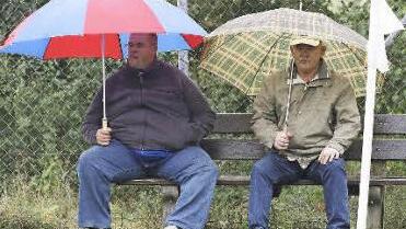 Gut beschirmt auf dem Stammplatz: die Wernsdorfer Fußballanhänger Günther Stöcklein (l.) und Heinrich Senkel