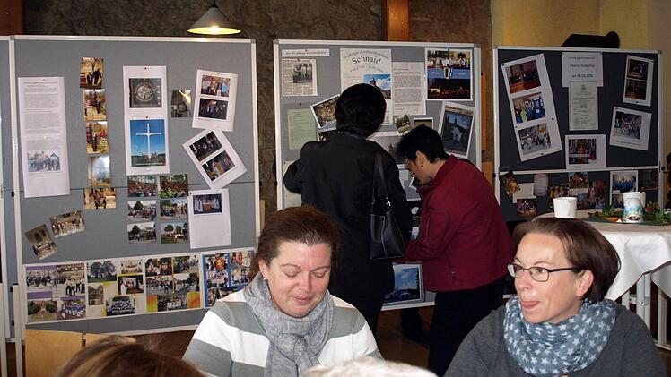 Im Jugendheim zeigte eine Bildergalerie die vielen Ereignisse und Projekte aus 10 Jahren Seelsorgebereich  Foto: Susanne Deuerling