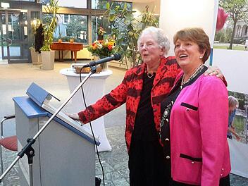 Sie sind zwar nicht immer ein Herz und eine Seele wie auf diesem Bild. Trotzdem ist die Wertschätzung füreinander bei Ehrenbürgerin Else Prause (links) und Rathauschefin Brigitte Meyerdierks groß.Foto: Rolf Pralle