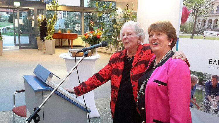Sie sind zwar nicht immer ein Herz und eine Seele wie auf diesem Bild. Trotzdem ist die Wertschätzung füreinander bei Ehrenbürgerin Else Prause (links) und Rathauschefin Brigitte Meyerdierks groß.Foto: Rolf Pralle