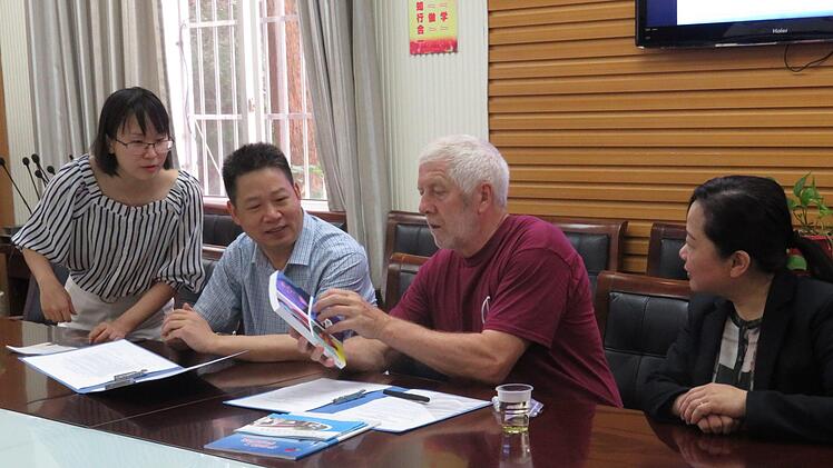 Bernd Lohneiß, Schulleiter des Höchstadter Gymnasiums, hat mit der Nanfang High-School eine stärkere Zusammenarbeit vereinbart. Fotos: privat