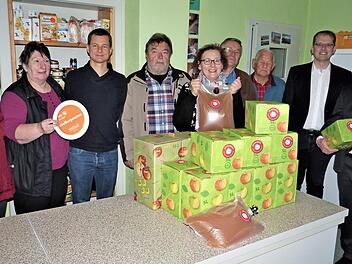 1000 Liter Apfelsaft stehen der Kulmbacher Tafel für ihre Kunden zur Verfügung. Im Bild (von links) Edith Wagner vom Gartenbauverein Schwarzach-Schmeilsdorf, Elfriede Höhn von der Tafel und Tim Pistor sowie (von rechts) Rainer Strobel von der Sparkasse und Bürgermeister Ralf Hartnack Foto: Werner Reißaus