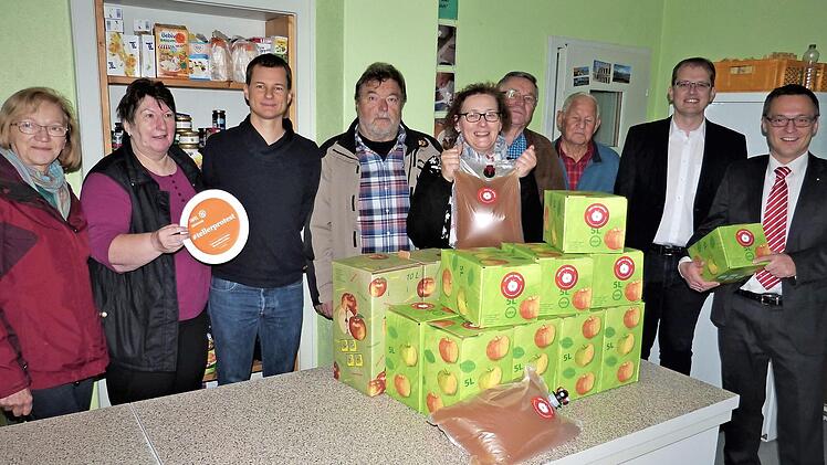 1000 Liter Apfelsaft stehen der Kulmbacher Tafel für ihre Kunden zur Verfügung. Im Bild (von links) Edith Wagner vom Gartenbauverein Schwarzach-Schmeilsdorf, Elfriede Höhn von der Tafel und Tim Pistor sowie (von rechts) Rainer Strobel von der Sparkasse und Bürgermeister Ralf Hartnack Foto: Werner Reißaus