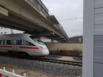 Mit der grauen Lärmschutzwand endet der bisherige Bauabschnitt des ICE-Streckenausbaus in Forchheim. Im nächsten Bauabschnitt wird ab 2020 die alte Piastenbrücke abgerissen und durch eine Stahlbogen-Brücke ersetzt.  Foto: Ekkehard Roepert