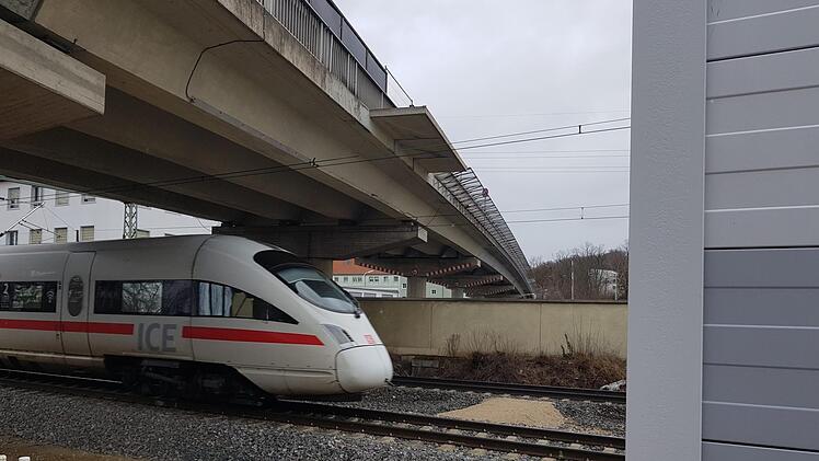 Mit der grauen Lärmschutzwand endet der bisherige Bauabschnitt des ICE-Streckenausbaus in Forchheim. Im nächsten Bauabschnitt wird ab 2020 die alte Piastenbrücke abgerissen und durch eine Stahlbogen-Brücke ersetzt.  Foto: Ekkehard Roepert