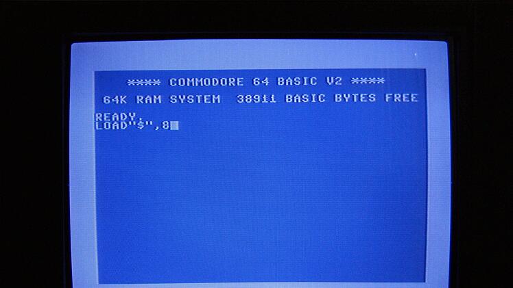 Der Startbildschirm mit dem BASIC-Befehl zum Laden des Inhaltsverzeichnisses einer Diskette. Foto: Arkadius Guzy