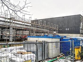 Blick auf den Rohbau des neuen CEB-Sozialgebäudes und die neue Fahrzeughalle in der Bamberger Straße.Jochen Berger
