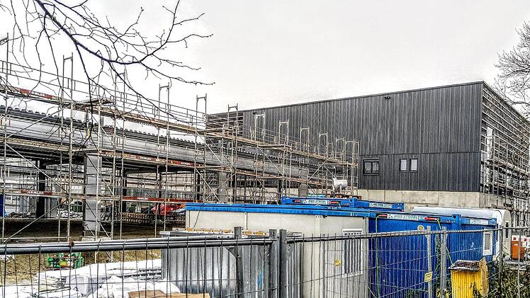 Blick auf den Rohbau des neuen CEB-Sozialgebäudes und die neue Fahrzeughalle in der Bamberger Straße.Jochen Berger