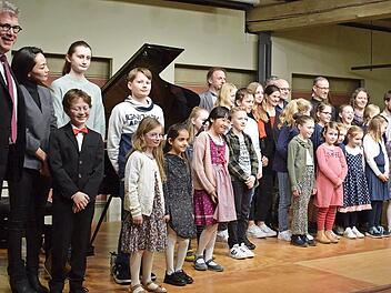 Die Sch&uuml;lerinnen und Sch&uuml;ler, hier auf dem Fr&uuml;hjahrskonzert 2023, laden mit Schulleiter Stephan Schulz zum Musikfest ein.