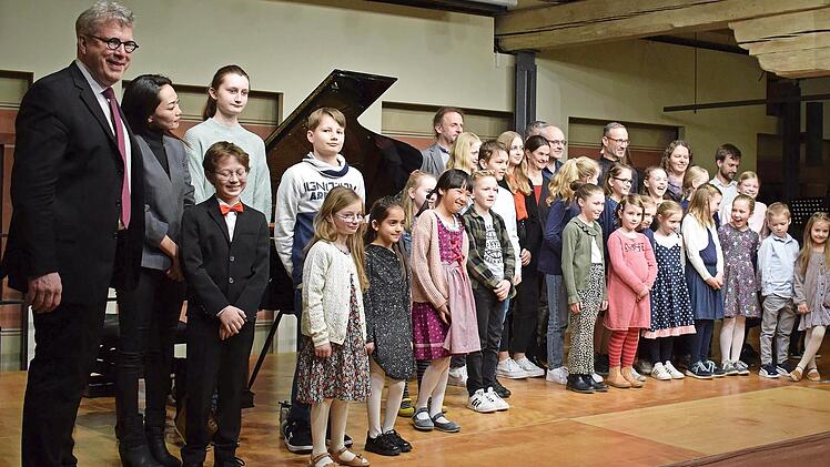 Die Sch&uuml;lerinnen und Sch&uuml;ler, hier auf dem Fr&uuml;hjahrskonzert 2023, laden mit Schulleiter Stephan Schulz zum Musikfest ein.