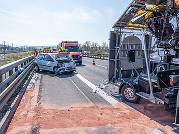 Fahrerin prallt auf A73 im Kreis Bamberg gegen Baustellen-Anhänger