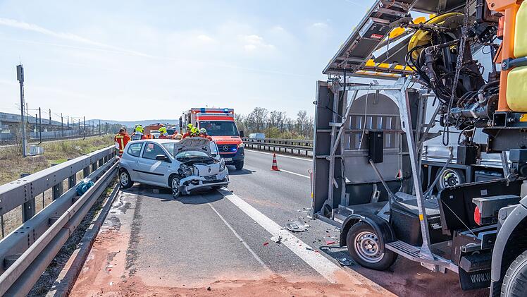 Fahrerin prallt auf A73 im Kreis Bamberg gegen Baustellen-Anhänger