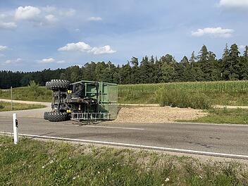 Kreis Ansbach: Zu schnell unterwegs - Traktoranhänger kippt um