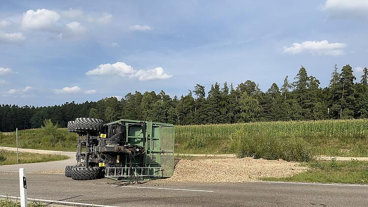 Kreis Ansbach: Zu schnell unterwegs - Traktoranhänger kippt um