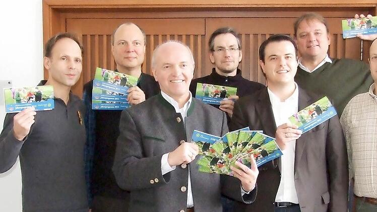 Präsentieren das Jahresprogramm des Vereins Naturpark und Biosphärenreservat Rhön (von links): Claus Schenk, Klaus Spitzl, Landrat Thomas Habermann, Joachim Schneider, Bernd Fischer, Michael Pfaff und Michael Dohrmann.