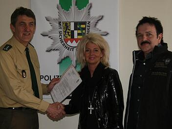 Der Stadtsteinacher Polizeichef Herbert Knappe zeichnete das Untersteinacher Ehepaar Heike und Bernd Löffler für die Courage beim Fassen eines Diebes aus. Foto: Sonja Adam