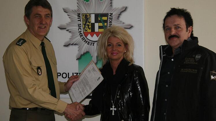 Der Stadtsteinacher Polizeichef Herbert Knappe zeichnete das Untersteinacher Ehepaar Heike und Bernd Löffler für die Courage beim Fassen eines Diebes aus. Foto: Sonja Adam