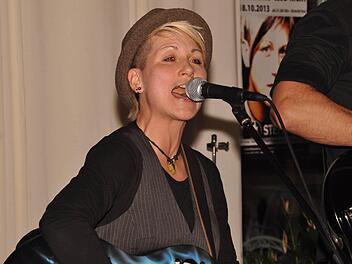 Hut und Gitarre sind die Markenzeichen von Steffi List, die mit ihrer lockeren Art begeisterte. Foto: Peter Klopf