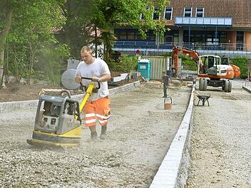 Es geht voran: Zügig voran gehen die Arbeiten am neuen Parkplatz beim Kreiskrankenhaus. Wie Bauleiter Hans Englert betont, wird es bis zum Abschluss allerdings noch einige Wochen dauern bis die Elektro- und Kanalarbeiten samt Pflasterung abgeschlossen sind.  Foto: Sonja Demmler