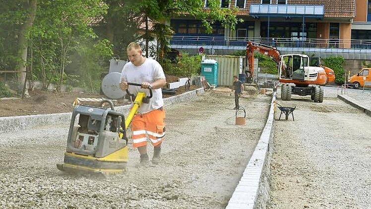 Es geht voran: Zügig voran gehen die Arbeiten am neuen Parkplatz beim Kreiskrankenhaus. Wie Bauleiter Hans Englert betont, wird es bis zum Abschluss allerdings noch einige Wochen dauern bis die Elektro- und Kanalarbeiten samt Pflasterung abgeschlossen sind.  Foto: Sonja Demmler