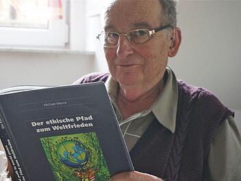 Der Autor und sein Buch: Michael Mence auf dem ethischen Pfad zum Weltfrieden. Foto: Gerd Schaar