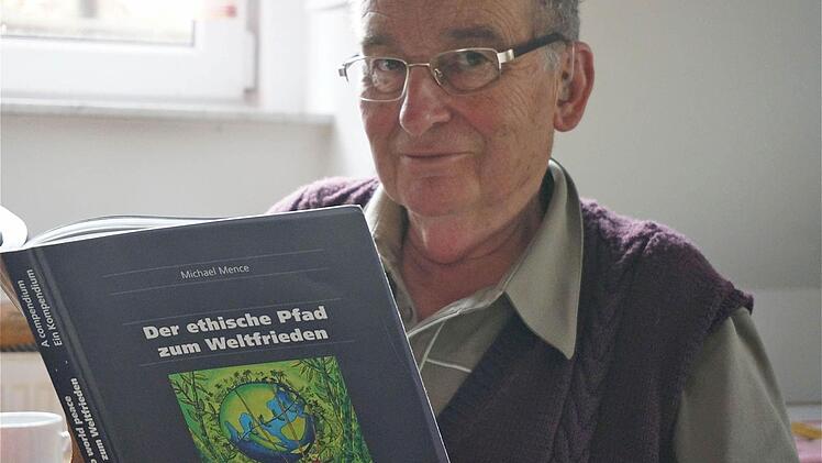 Der Autor und sein Buch: Michael Mence auf dem ethischen Pfad zum Weltfrieden. Foto: Gerd Schaar