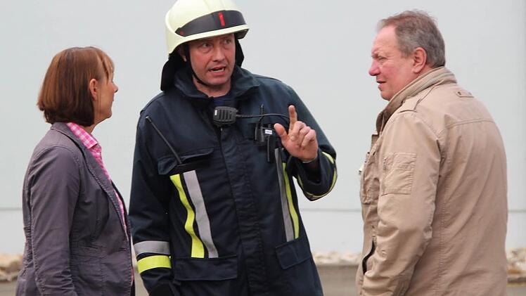Schulleiterin Ursula Schröppel, Kommandant Daniel Nöske und Bürgermeister Volker Schmiechen sind mit dem Verlauf der Übung zufrieden.  Foto: Matthias Beetz