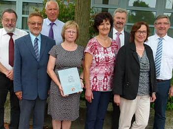 Dienstjubiläen bei den Pädagogen (von links): Gerhard Schelhorn, Harald Hammerschmidt, Klaus Anderlik, Marga Fischer, Heidrun Schertel, Werner Löffler, Elke Lubauer, Landrat Michael Busch Foto: Lothar Weidner
