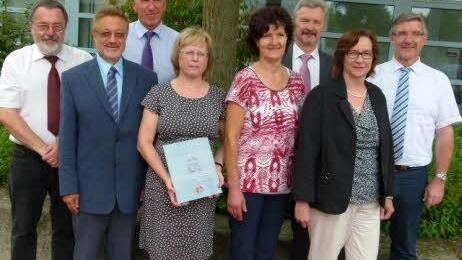 Dienstjubiläen bei den Pädagogen (von links): Gerhard Schelhorn, Harald Hammerschmidt, Klaus Anderlik, Marga Fischer, Heidrun Schertel, Werner Löffler, Elke Lubauer, Landrat Michael Busch Foto: Lothar Weidner