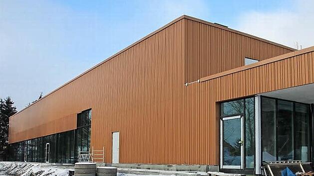 Die Au&szlig;enansicht des neuen Hallenbades in Ebern. Auf der Baustelle kam es immer wieder zu Verz&ouml;gerungen. Foto: Ralf Kestel