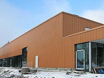 Die Au&szlig;enansicht des neuen Hallenbades in Ebern. Auf der Baustelle kam es immer wieder zu Verz&ouml;gerungen. Foto: Ralf Kestel