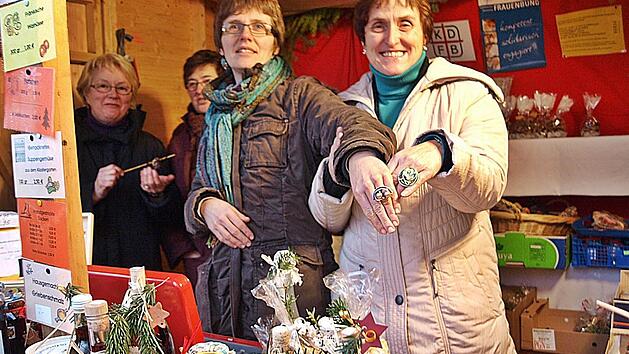 Der Stand des Frauenbunds G&ouml;&szlig;weinstein auf dem G&ouml;&szlig;weinsteiner Weihnachtsmarkt  Foto: Thomas Weichert
