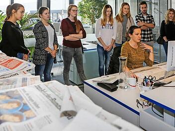 Chefredaktions-Assistentin Maresa Schlemmer zeigt den Teilnehmern des "Schnupperkurs Journalismus", wie die Redaktionen der Mediengruppe Oberfranken arbeiten.  Foto: Matthias Hoch