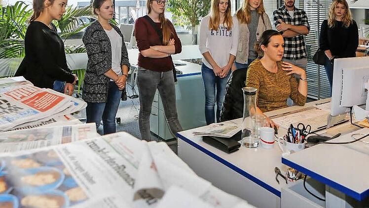 Chefredaktions-Assistentin Maresa Schlemmer zeigt den Teilnehmern des "Schnupperkurs Journalismus", wie die Redaktionen der Mediengruppe Oberfranken arbeiten.  Foto: Matthias Hoch