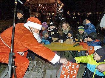 Der Nikolaus beschenkte die Untersteinacher Kinder. Foto: Werner Oetter