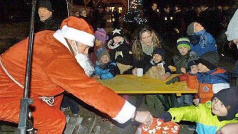 Der Nikolaus beschenkte die Untersteinacher Kinder. Foto: Werner Oetter