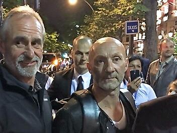 Helmut Seyrer (links) mit Fabien Barthez, dem französischen WM-Torhüter von 1998  Fotos: Alex Redwid