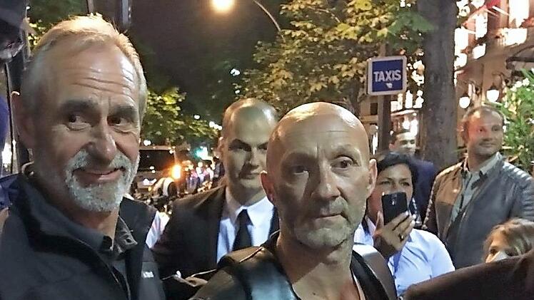 Helmut Seyrer (links) mit Fabien Barthez, dem französischen WM-Torhüter von 1998  Fotos: Alex Redwid