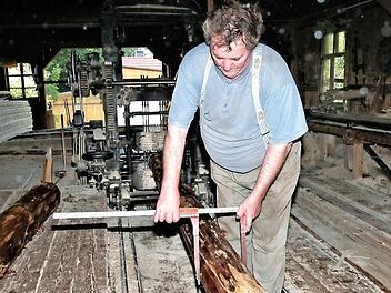 Alfred Hoh hat bis zuletzt in seiner Schneidmühle gearbeitet. Foto: Gerd Fleischmann/Archiv