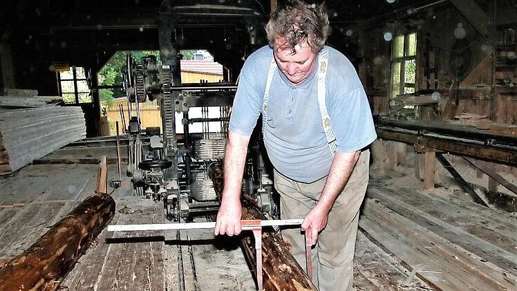 Alfred Hoh hat bis zuletzt in seiner Schneidmühle gearbeitet. Foto: Gerd Fleischmann/Archiv