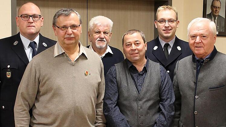 Hochrangige Ehrungen gab es bei der Freiwilligen Feuerwehr Neuensee. Für 40-jährige Zugehörigkeit zum Verein wurden Jürgen Sittig und Alfred Panzer (vordere Reihe) mit der Plakette und der Nadel in Gold ausgezeichnet.  Foto: Klaus Gagel