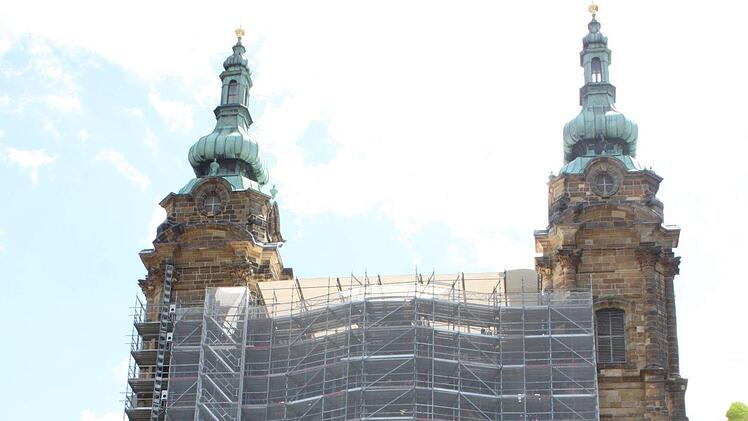 Die Westfassade der Basilika Vierzehnheiligen ist derzeit eingerüstet. um Steinmetzarbeiten ausführen zu können. Das Giebelrelief sowie die dortigen Steinfiguren weisen Schäden auf. Foto: Popp