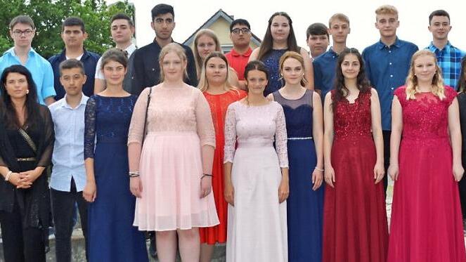 Die Entlassschüler der Albert-Blankertz-Mittelschule mit Schulverbandsvorsitzendem und Bürgermeister Christian Mrosek, Schulleiter Christian Förtsch, Klassenlehrerin Laura Zech (von links) sowie stellvertretendem Schulleiter Markus Scholz (rechts)  Foto: Thomas Micheel