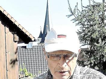 Willibald Viering verkündet in Stettfeld schon seit über 50 Jahren die Bekanntmachungen - und ist auch heute noch wenn nötig unterwegs.